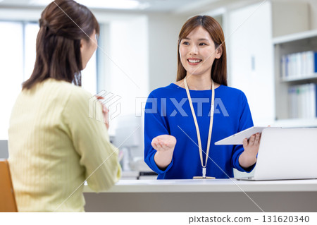 Counseling: A woman explaining at the counter 131620340