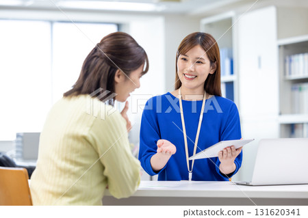 諮詢：櫃檯的一位女士正在解釋 131620341