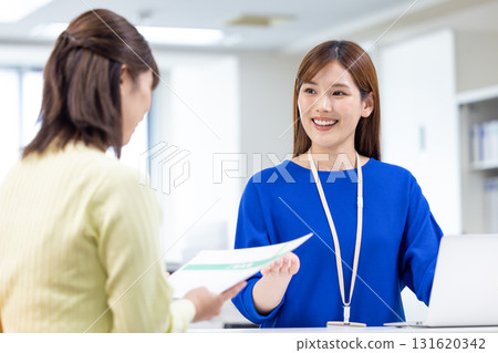 諮詢：櫃檯的一位女士正在解釋 131620342