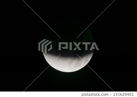 夜空中漂浮的月全食 131620401