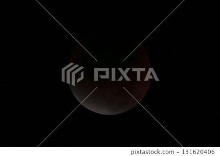 夜空中漂浮的月全食 131620406