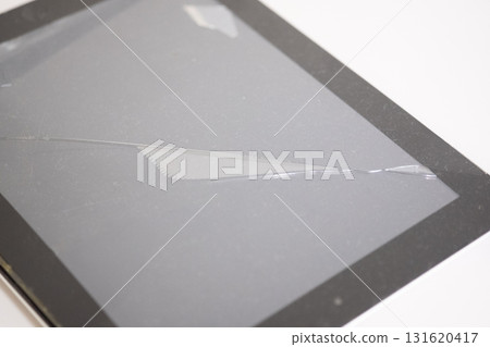 螢幕破裂的平板移動裝置影像 131620417