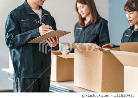運輸、物流、快遞、配送、送貨或送貨公司的工作人員將包裹裝入紙箱 131620485