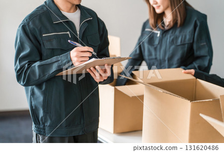 運輸、物流、快遞、配送、送貨或送貨公司的工作人員將包裹裝入紙箱 131620486