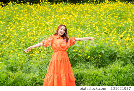 在油菜花田裡擺姿勢的女人 在油菜花田裡擺姿勢的女人 131621927