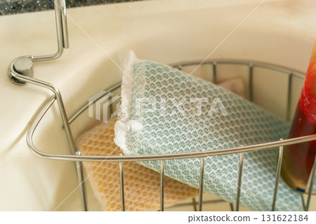 廚房海綿架上的海綿 131622184