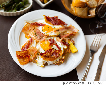 eggs, potatoes, bacon 131622545