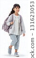 背著背包走路的小學生 131623053