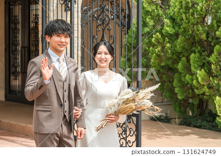 新娘和新郎走在婚禮大廳（入口，婚禮，亞洲人） 131624749