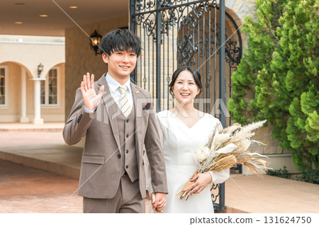 新娘和新郎走在婚禮大廳(入口,婚禮,亞洲人) 新娘和新郎走在婚禮大廳(入口,婚禮,亞洲人) 131624750