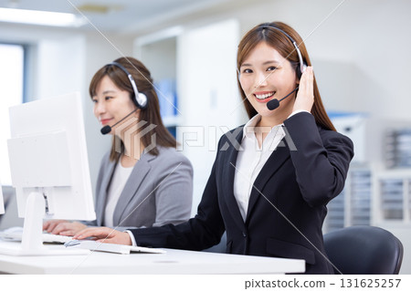 戴著對講機的女商人 戴著對講機的女商人 131625257