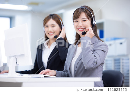 戴著對講機的女商人 131625553