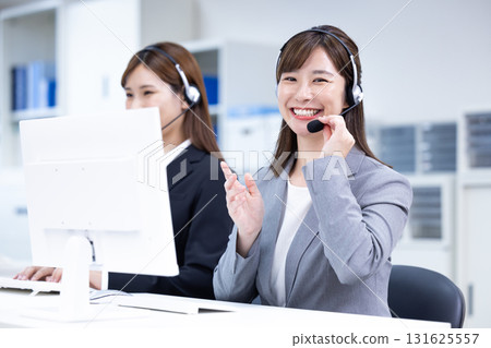 戴著對講機的女商人 131625557