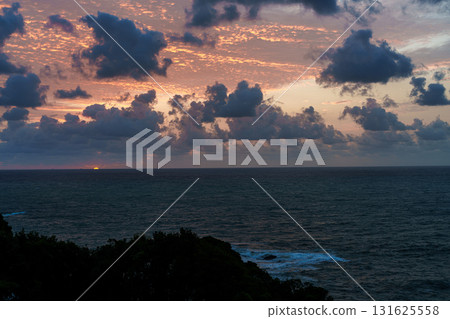南紀勝浦熊野灘的黎明：地平線上升起的太陽和美麗的晨曦天空① 131625558