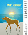 2026 年馬年新年賀卡，豎版，描繪了一匹在沙灘上行走的馬，圖案為初升的日出和背光 131625857