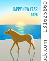 2026 年馬年新年賀卡，豎版，描繪了一匹在沙灘上行走的馬，圖案為初升的日出和背光 131625860