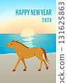 2026 年馬年新年賀卡，以一匹在沙灘上行走的馬為主題，採用垂直平面設計 131625863