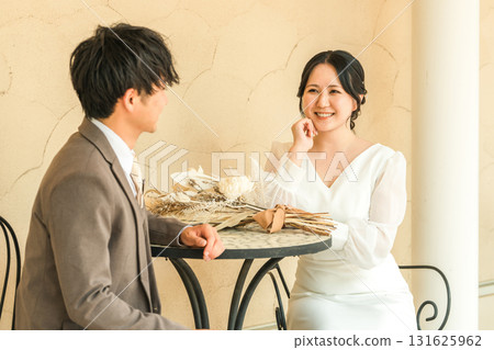 Couple talking while sitting at a table at a party 131625962