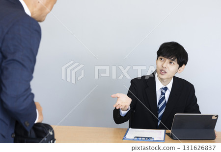 接受采訪的商人 131626837