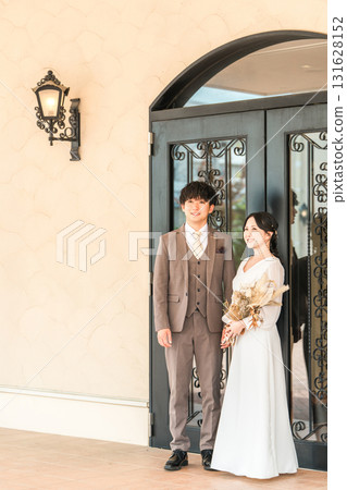 新娘和新郎站在婚禮接待廳門前 131628152