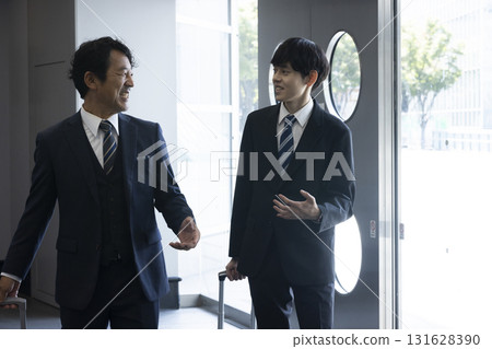 拉著行李箱的商人 131628390