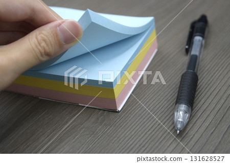 原子筆和手翻記事本 原子筆和手翻記事本 131628527