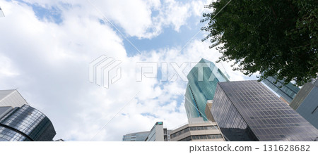 仰望摩天大樓的辦公區景觀（橫幅） 131628682