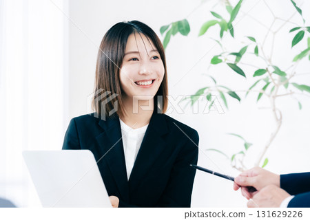 顯示片劑的女商人 131629226