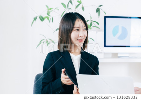 A businesswoman showing a tablet and explaining 131629332