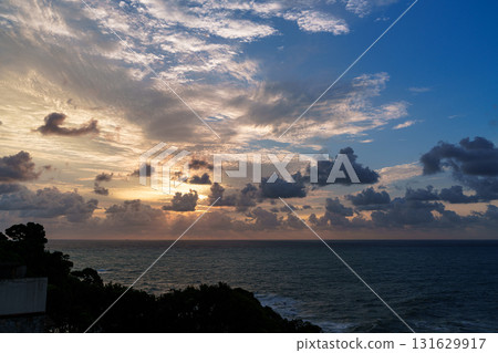 南紀勝浦熊野海上的黎明:頭頂的金色雲彩和地平線上的烏雲 南紀勝浦熊野海上的黎明:頭頂的金色雲彩和地平線上的烏雲 131629917