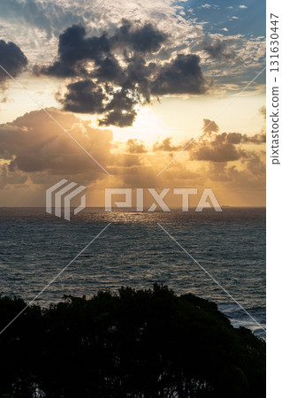 南紀勝浦熊野海的黎明:金色的光芒與烏雲灑落在海面上① 南紀勝浦熊野海的黎明:金色的光芒與烏雲灑落在海面上① 131630447