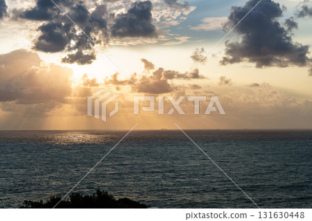 南紀勝浦熊野海的黎明:金色的光芒與烏雲灑落在海面上② 南紀勝浦熊野海的黎明:金色的光芒與烏雲灑落在海面上② 131630448