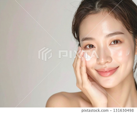 年輕女子把手放在臉上 131630498