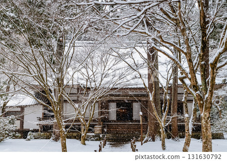Snow-covered Sanzen-in Temple, Jyuhekien, Ohara, Kyoto 131630792
