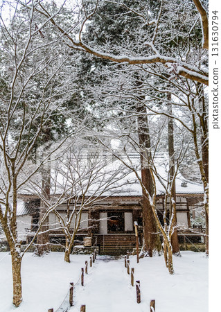 Snow-covered Sanzen-in Temple, Jyuhekien, Ohara, Kyoto 131630794