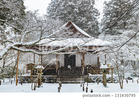 Snow-covered Sanzen-in Temple, Jyuhekien, Ohara, Kyoto 131630795