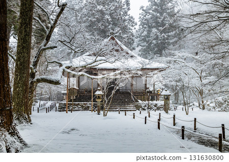 Snow-covered Sanzen-in Temple, Jyuhekien, Ohara, Kyoto 131630800