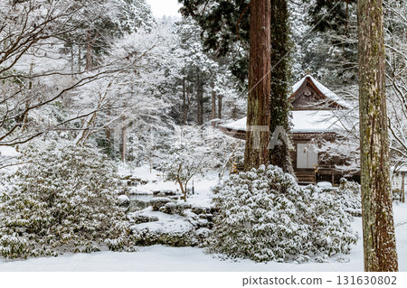 Snow-covered Sanzen-in Temple, Jyuhekien, Ohara, Kyoto 131630802