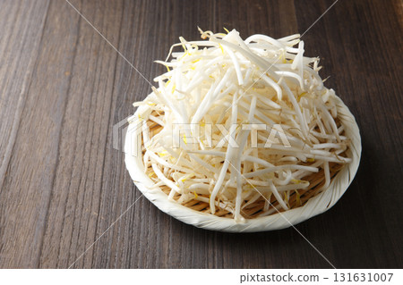 豆芽在濾鍋中,有木紋背景 豆芽在濾鍋中,有木紋背景 131631007