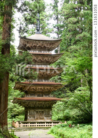 The oldest five-story pagoda in the Tohoku region, located at Hagurosan Shrine in Yamagata Prefecture, is designated a national treasure 131631058
