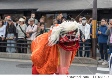 佐賀祭 觀光祭,勇猛的獅子舞表演,淨化道路。京都 佐賀祭 觀光祭,勇猛的獅子舞表演,淨化道路。京都 131631303