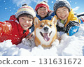 柴犬和孩子們在雪地裡玩耍 131631672