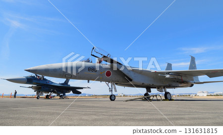 航空自衛隊 F-15J 和 F-2A 戰鬥機在停機坪上 131631815