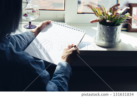 Hands of a senior woman drawing a picture 131631834