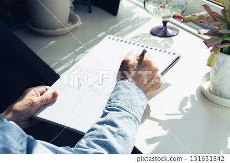一位資深女性畫畫的手 一位資深女性畫畫的手 131631842