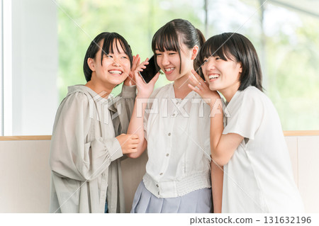 兩名小學和國中女生在用智慧型手機聊天 兩名小學和國中女生在用智慧型手機聊天 131632196