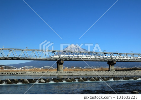 新幹線穿過藤川鐵橋和富士山 新幹線穿過藤川鐵橋和富士山 131632223