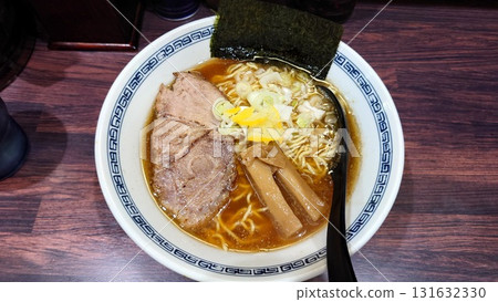 醬油拉麵,上面放有烤豬裡肌、竹筍、蔥、柚子皮和海藻 醬油拉麵,上面放有烤豬裡肌、竹筍、蔥、柚子皮和海藻 131632330