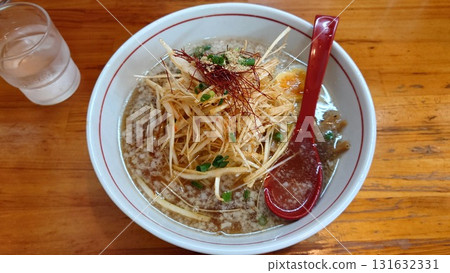 醬油拉麵上撒有大量蔥花和油。 131632331