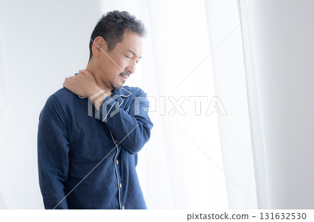 中年男子早上抱著肩膀 131632530